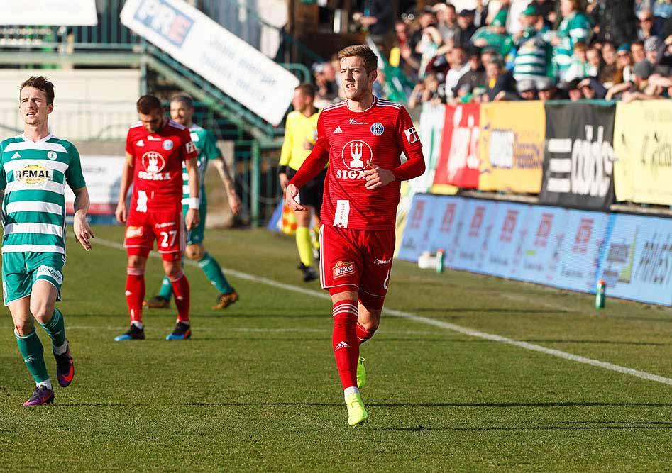 V čem je současná Slavia nejvíc nepříjemná? Těží z fantastické fyzické kondice, dokáží běhat celých devadesát minut. K tomu mají vysoké hráče, uhlídat je při standardkách je těžké.
