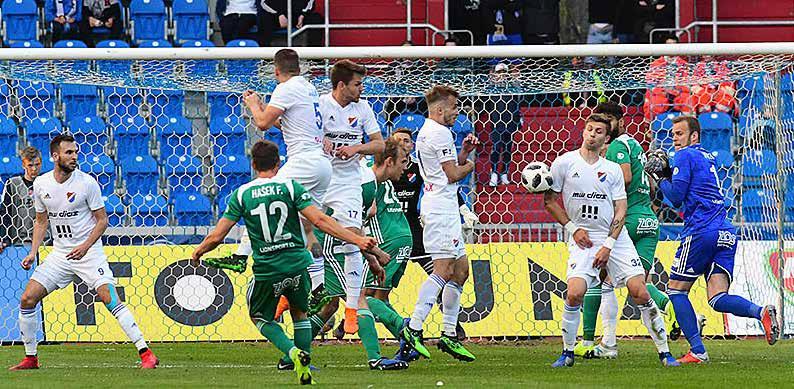 Fotbalisté Slavie zvítězili v semifinále domácího poháru MOL Cupu v pražském derby nad Spartou 3:0 a přiblížili se k obhajobě trofeje. V rozhodujícím mači se o ni utkají 22.