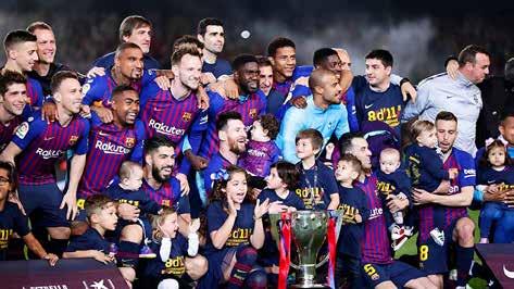50 LA LIGA SERIE A 51 LA LIGA # MUŽSTVO Z V R P GÓLY B Barca slaví, Real trpí... Fronta na poháry SERIE A # MUŽSTVO Z V R P GÓLY B 1. Barcelona 35 25 8 2 86:32 83 1. Juventus 34 28 4 2 68:24 88 2.