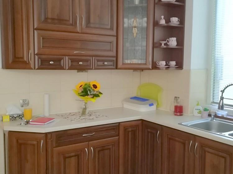 výlez do půdního zatepleného prostoru. Dům je zděný, střecha sedlová, krytina plechová, klempířské konstrukce z pozinkovaného plechu, krov dřevěný se zatepleným půdním prostorem.