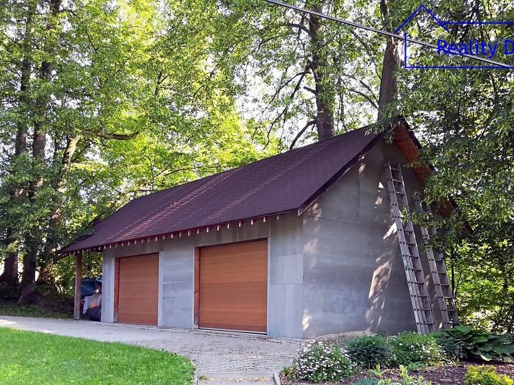 2010 modernizace sociálních uzlů, keramických obkladů, dlažby, kuchyně a rozvodů. Zastavěná plocha domu je 125m2, užitná plocha je 312m2.
