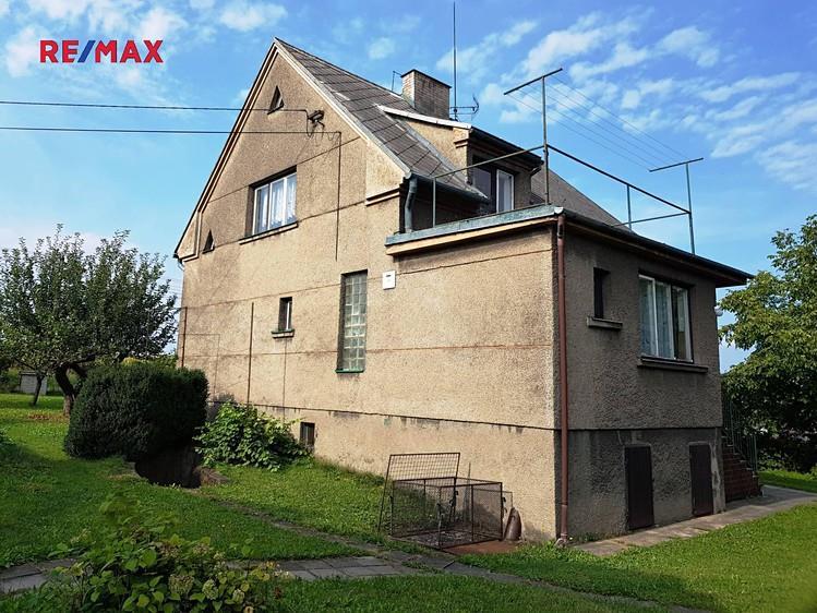 podlaží 2 Plocha přidruženého pozemku 280 1265 Slovní popis Exkluzivně Vám nabízíme prodej rodinného domu v Neborech. Dům o velikosti 4+1, je celý podsklepený.