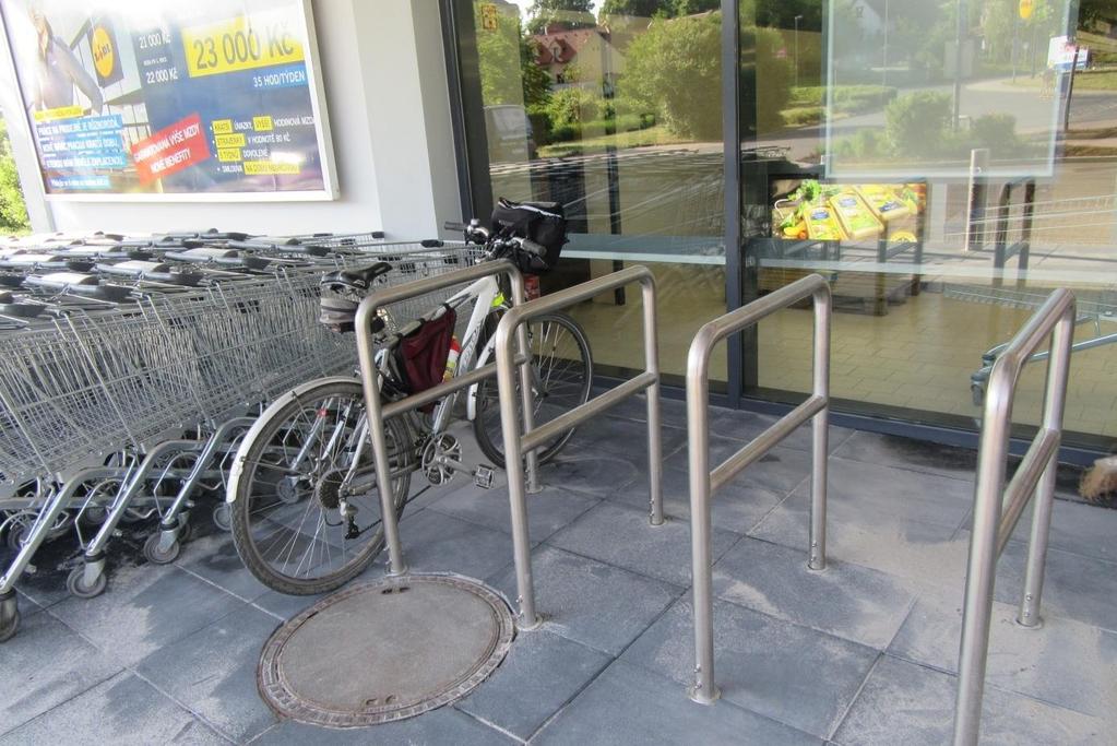 konflikt cyklisté x chodci x řidiči. Proto zde cyklisté raději nouzově využívali např.