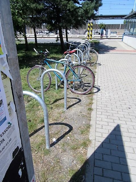 II. Vysoké cyklostojany.