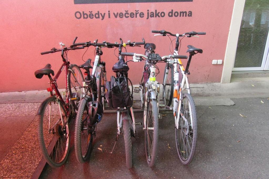 Zejména u nízkých, nebo žebrovitých cyklostojanů doporučuji