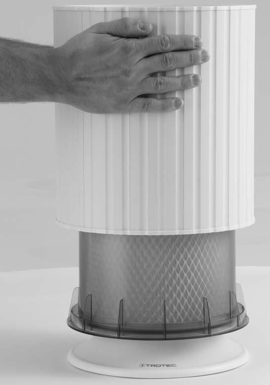 4. Nádrž na vodu vysušte. 5. Odpařovací filtr opět vložte do nádrže na vodu. Výměna odpařovacího filtru LED dioda Filtr (8) svítí trvale modře. Po 800 provozních hodinách začne LED blikat.
