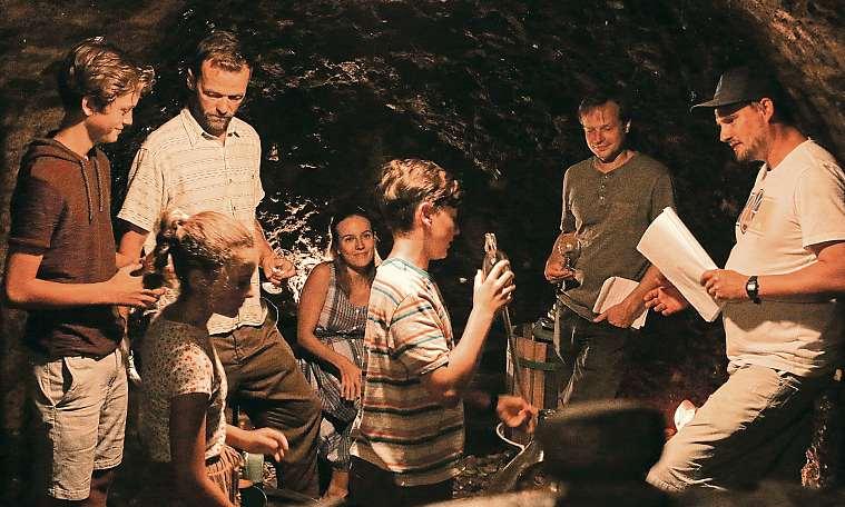 Česká republika 23. srpna 2019 23 Třetí Bobule pro diváky objeví další kus Moravy Do vesniček pod Pálavou znovu zavítali filmaři. Dotáčeli třetí díl úspěšného filmu Bobule.