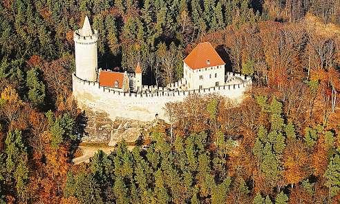 CESTOVÁNÍ KOKOŘÍNSKO SPECIÁLNÍ TÉMA TÝDENÍKU 5plus2 Z hradu na Pokličky, okolo 0bří Neobvyklé skalní útvary, hrad nebo byt ve skále ukazující, že bydlet se dá i na netradičních místech, je možné
