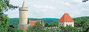Světnici naznačuje obílená vnější stěna se dvěma okny, jedny vstupní dveře vedou do síně, druhé do chléva, za nímž je možné sestoupit do sklípku. Dvě malá okénka v patře patří bývalé sýpce.