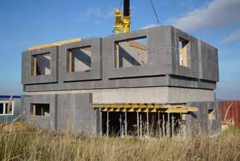 Prefabrikované betonové panely vyrábíme se zabudovanou tepelnou izolací na venkovní straně, která zajistí dostatečnou akumulaci tepelných zisků jak z pasivních, tak z aktivních zdrojů.