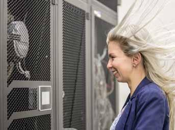 Datové centrum a cloud Správa, bezpečnost a outsourcing IT S našimi servisními službami máte přístup k tomu nejlepšímu know-how v oboru Efektivní a finančně dostupné cloudové služby pro malé firmy i