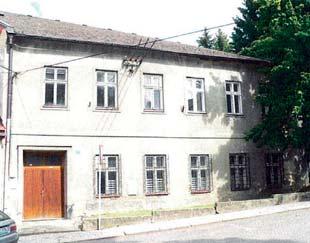 Příslušenství domu tvoří dvě vedlejší stavby bývalá prádelna a kolna. Objekt je napojen na elektrickou energii, veřejný vodovod a odpadní vody jsou svedeny do žumpy na pozemku za domem.