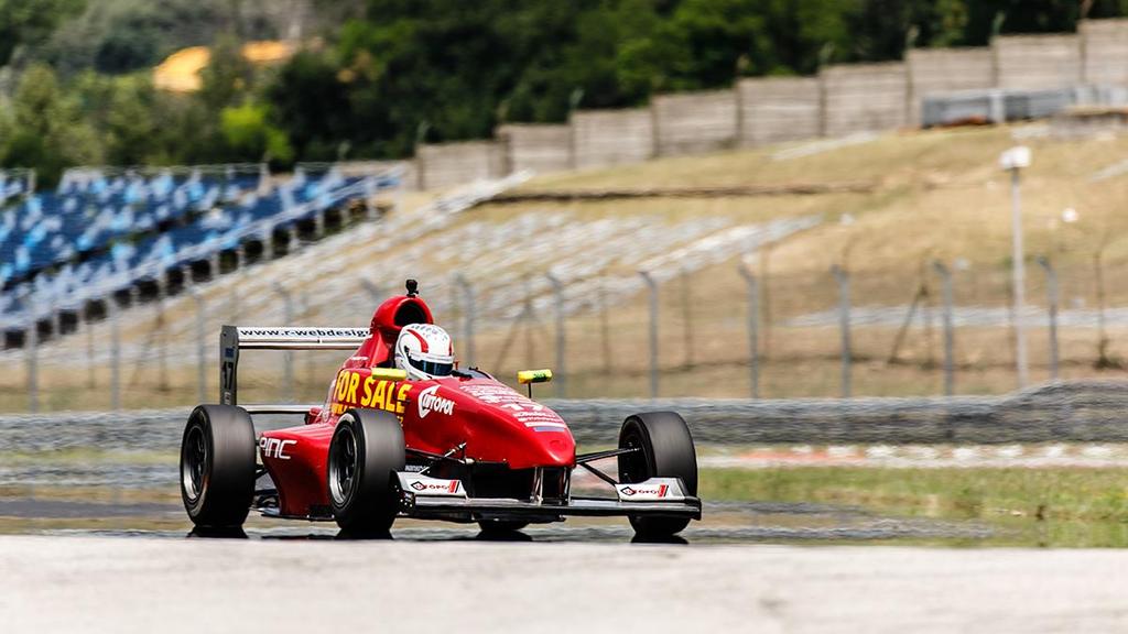 Horké zlato z Hungaroringu Necelý měsíc po druhém závodě Carbonia Cupu 2018, který se odehrál na Pannoniaringu, přišel ke slovu okruh známý z kalendáře Formule 1 na kraji Budapešti ležící Hungaroring.