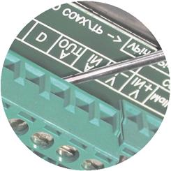 Software MEMEDIT (obsažen v rozhraní) umožní programovat panel a zálohovat kopii pro každý systému.