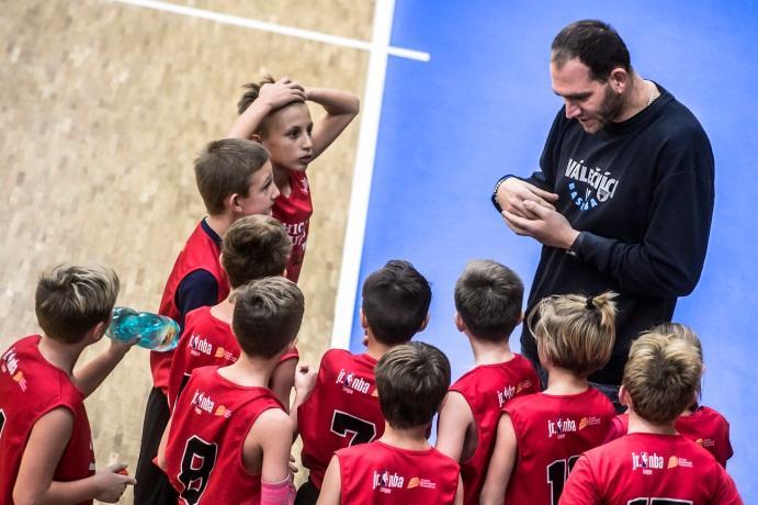 své sny a vzbudit v nich chuť k basketbalu a sportu obecně V České