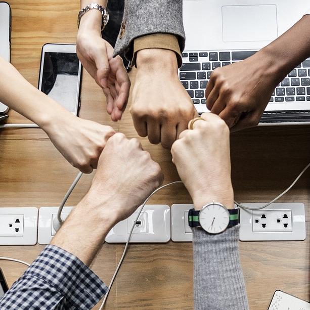 Peering znamená redundanci jeden uzel pro mnoho sítí všichni se připojí jeden propoj (lépe více) na jednom místě všechny sítě data se drží lokálně dramatické zahuštění sítě běžně síť