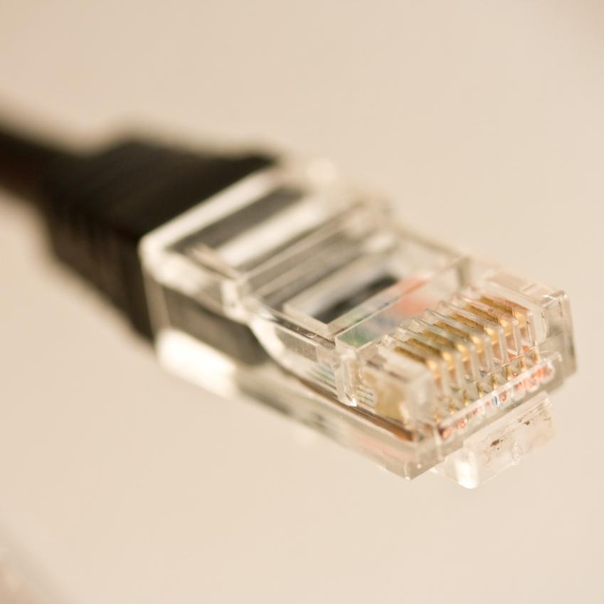 Jeden kabel do celého světa jeden drát, za ním svět nepoužívají se okruhy přepojování paketů data rozsekáme, označíme, pošleme jako balíčky