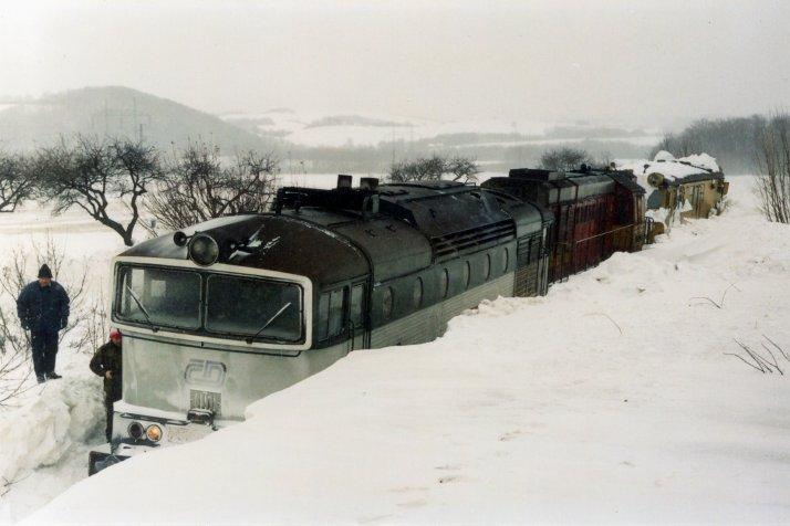 079 po návratu z vyprošťování uvízlého pluhu společně s frézou v žst. Veřovice 28. prosince 2001.