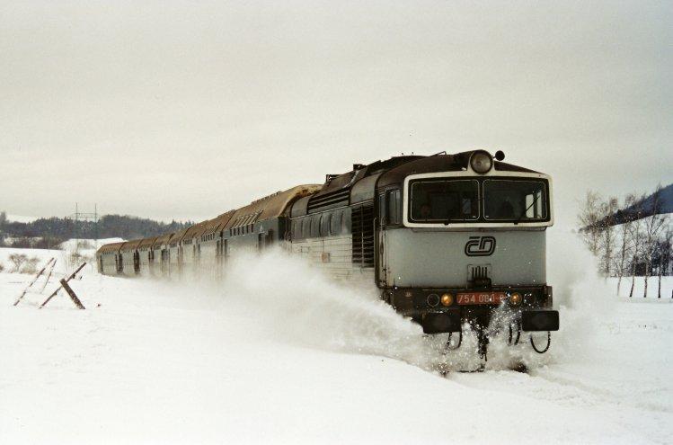 MAGAZÍN FOTOGALERIE LOKOMOTIVY.NET mitách bylo přistoupeno k zavedení přípřeže stroje 750 nebo 742. Někdy daný úsek projela lokomotiva jako lokomotivní vlak.