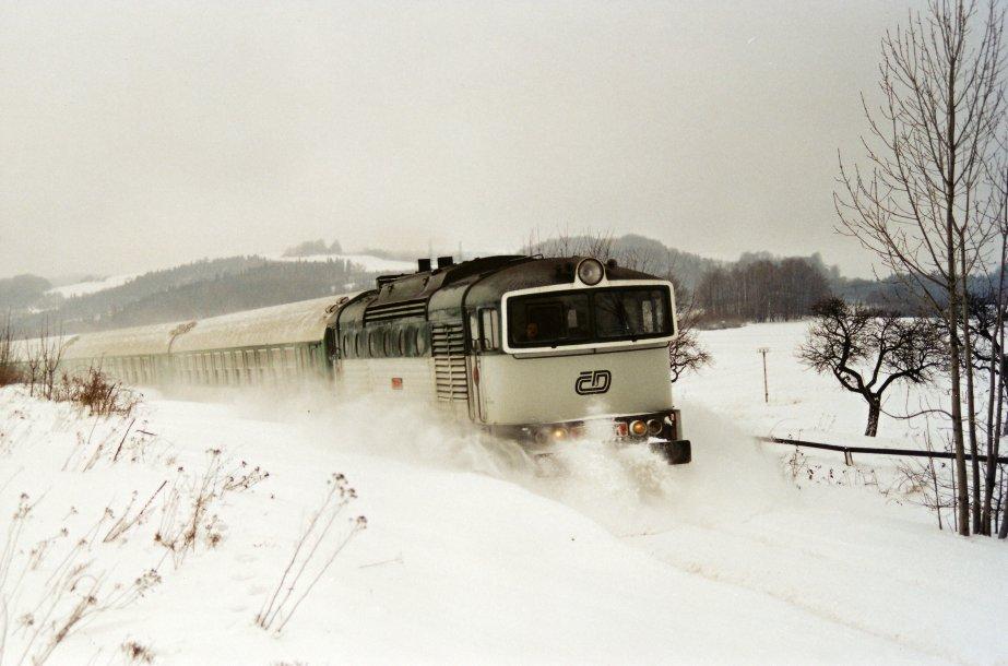 v zimě 2001 /2002, kdy nedaleko Veřovic uvízl pluh i s lokomotivou 742.1 02. Ani s pomocí stroje 754.079, jenž byl vyslán na pomoc, se nepodařilo pluh uvolnit.