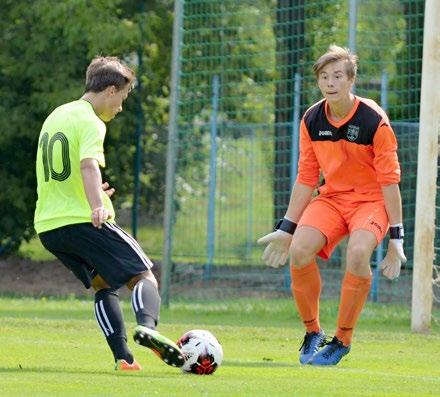 12 MLÁDEŽ LIGOVÍ DOROSTENCI JSOU NACHYSTANÍ NA NOVOU SEZÓNU MFK KARVINÁ Trenéři dorosteneckých ligových týmů U19 a U17 Eduard Gábriš s Marcelem Frajtem hovořili před startem soutěže o letní přípravě