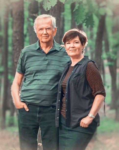 Trampské zpívání s bratry Nedvědy v Torontu/ Brontosaurech v roce 1974 společně vyměnili za pestrobarevnější Spirituál kvintet, kde ona již zůstala.