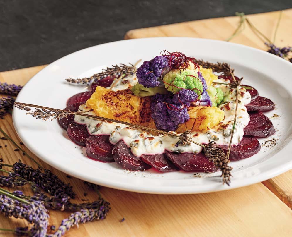 FOOD Suroviny na čtyři porce 8 ks vakuované červené řepy sous-vide 200 g sýra Feta 60 g dýňových semínek 2,5 dcl smetany 21%