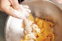 cz Voňavá jako levandule Plátky červené řepy zapečené v levandulovém Feta sýru s dýňovými škubánky a restovaným barevným