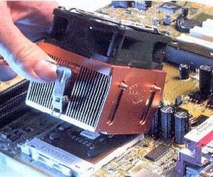 Stačí pouze vybrat vhodný slot pro grafickou kartu většinou je to AGP teď, je ale trend PCI express-16x.