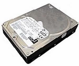 Disk dáme dolů. 6.4.7 Montáž mechanik Mechaniky se připojují skoro stejně jako pevné disky. Jen je tu jedna změna.