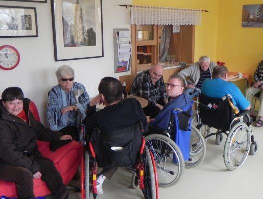 Posezení u kiosku Oblíbenou aktivitou našich uživatelů jsou dopolední schůzky u našeho kiosku.