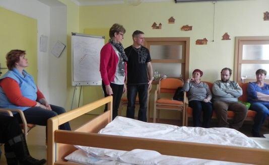 Závěr přednášky byl věnován také nám zaměstnancům. Týkalo se to přetěžování zad a různých bolestí v bederní části páteře. Celé školení bylo pro nás velmi přínosné.