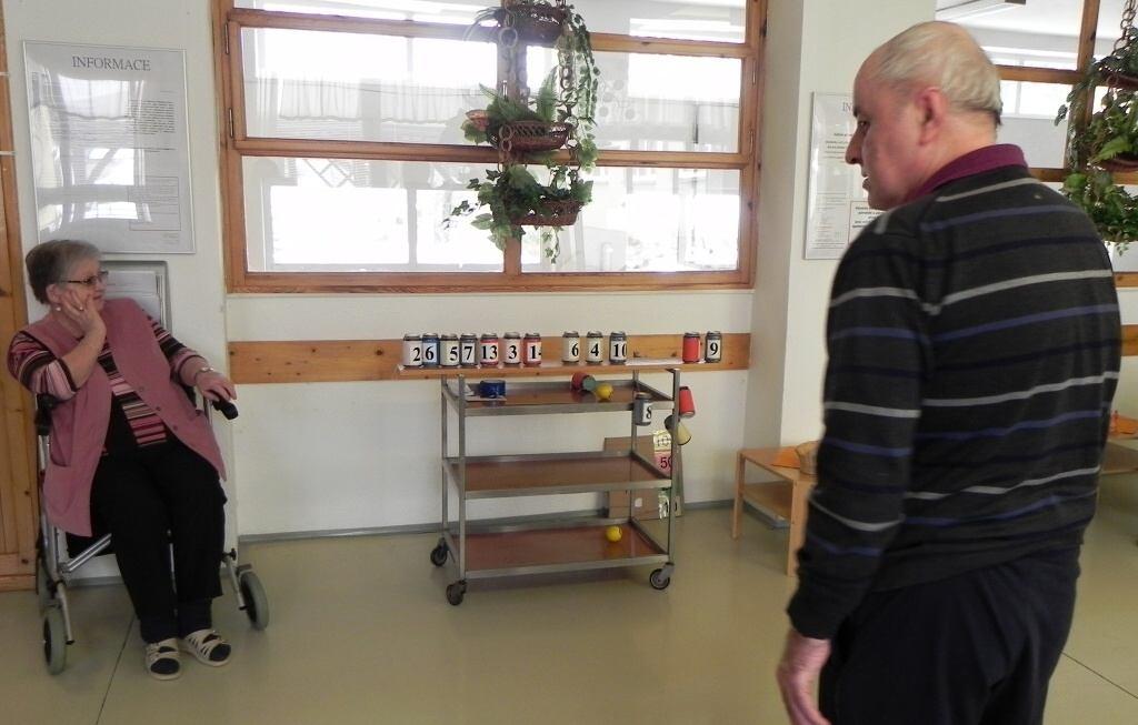 Sportovní klub Na dnešním sportovním klubu se shazovaly plechovky. Je to skvělá disciplína, u které se vždycky nasmějeme.
