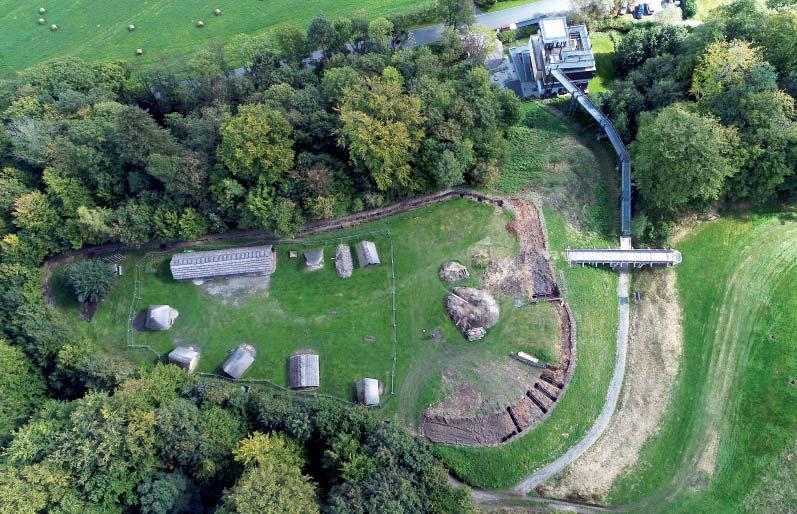 Letecký pohled na areál Archeoparku v Chotěbuzi-Podoboře s akropolí během rekonstrukce palisády a vstupní věže a multifunkční budovou, jež byla veřejnosti zpřístupněna v r. 2016, 29.