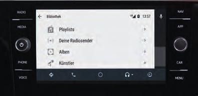 Díky rozhraní Android Auto od Google jej můžete spojit s infotainment systémem a ovládat pomocí dotykového displeje ve voze.