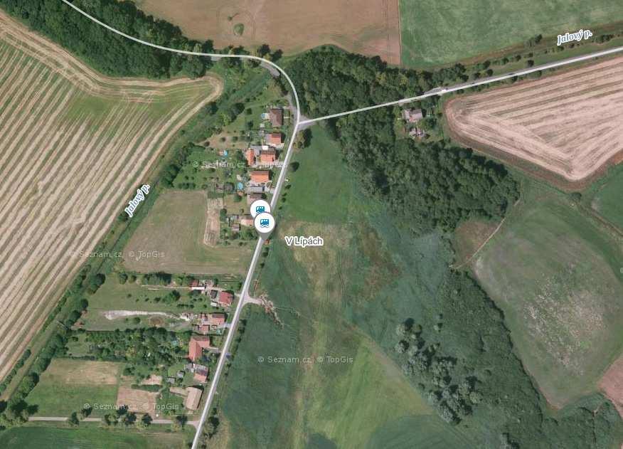 Pasport komunikací a dopravní infrastruktura Obcí vede základní komunikační osa silnice III/29838. Dále komunikace okrajové II/298, III/30816. Délka místních komunikací je 2 km.