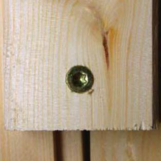 7. Neošetřené dřevo Vnitřní prostory dřevěných staveb musí být natřeny (kromě saunových domů bez předsíně), jinak zaniká záruka. Informujte se u svého dodavatele barev o vhodných lazurách.