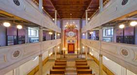 The largest synagogue in the Czech Republic and the fifth largest in the world was built between 1888 and 1893 in the Moorish- Romanesque style and testifies to the once prosperous and large Jewish