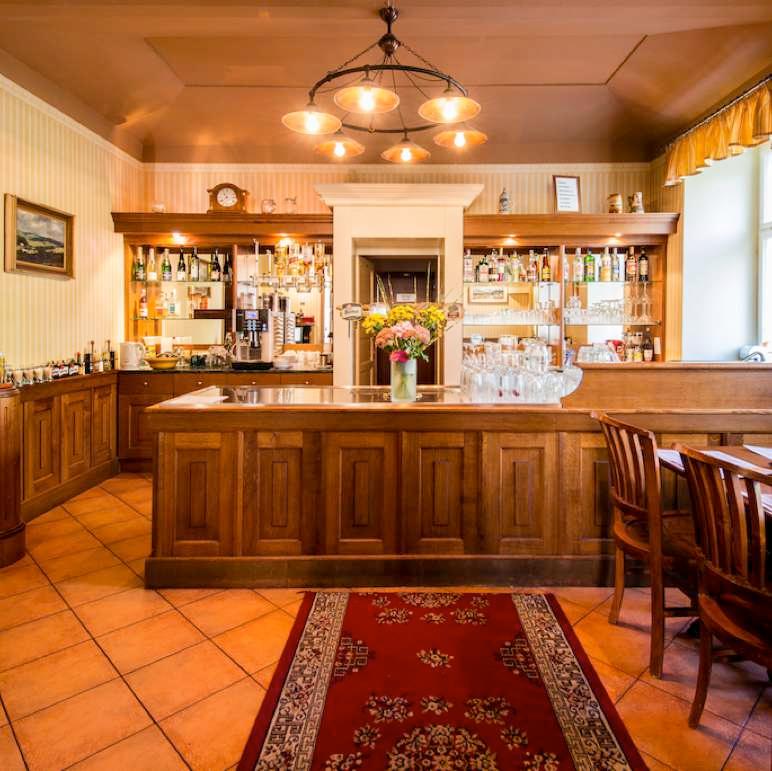 Apartmán je dále vybaven kuchyňskou linkou, plně vybavenou bezbariérovou koupelnou, šatnou, zádveřím a lodžií.