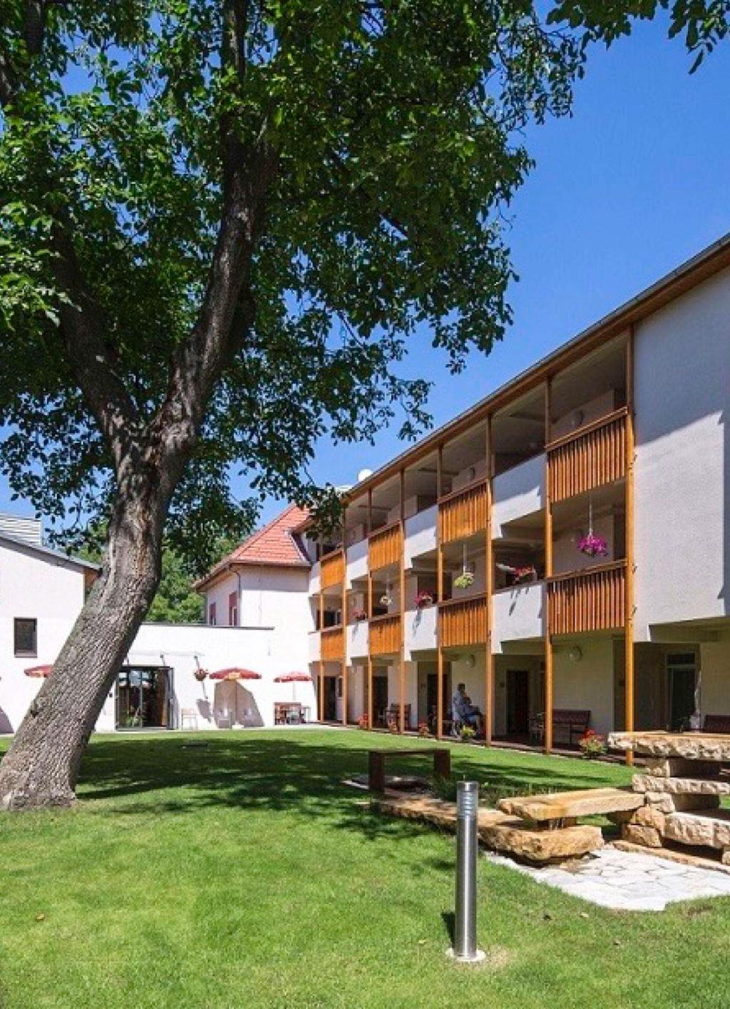 8 Rozsah poskytovaných služeb DOMOV SENIORŮ Dřevčický Park, přijímá do péče klienty, kteří v důsledku zhoršeného zdravotního stavu nebo obtížné sociální situace potřebují podporu, pomoc nebo i