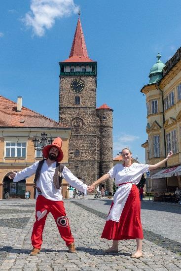 V období od června do září patřilo mezi nejprodávanější zboží především turistické vizitky, magnetky, nebo pohledy. A samozřejmě nesmíme zapomenout na již zmíněné zboží s Rumcajsem, Mankou a Cipískem.