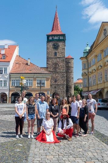 6 e) Personální obsazení Tři stálí zaměstnanci tvoří hlavní tým MIC. V letních měsících jsou posilou hlavního týmu brigádníci.
