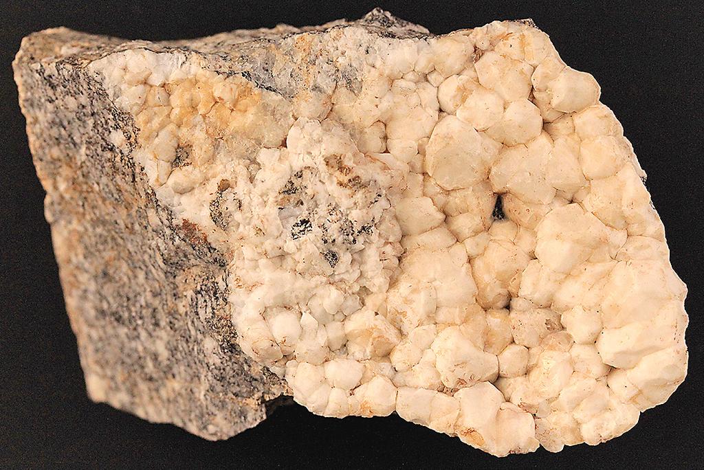 2 Analcim na puklině gabrodioritu z Biskoupek, velikost vzorku 70 ₓ 45 ₓ 27 mm; foto J. Toman.