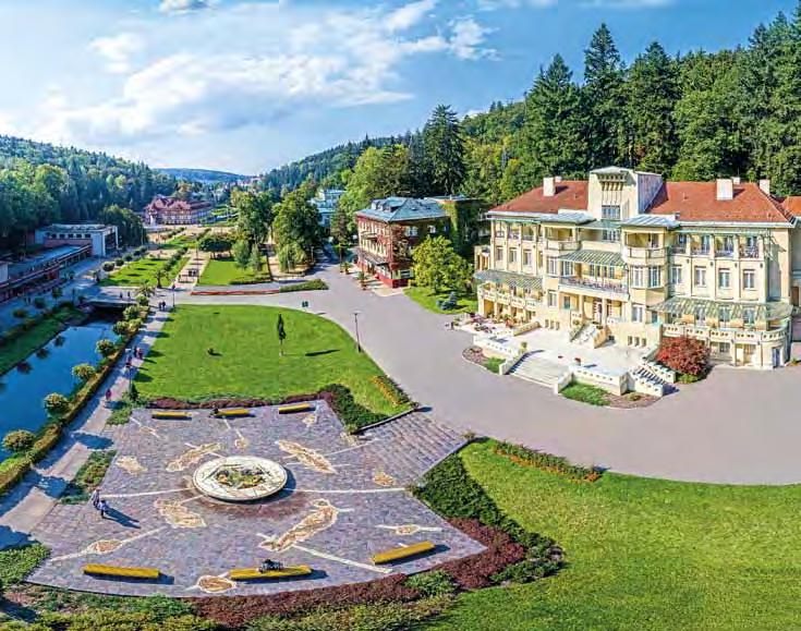 VÍTEJTE V LUHAČOVICÍCH Lázeňské město Luhačovice leží asi 25 km jihovýchodně od Zlína, v malebném údolí chráněné krajinné oblasti Bílé Karpaty.