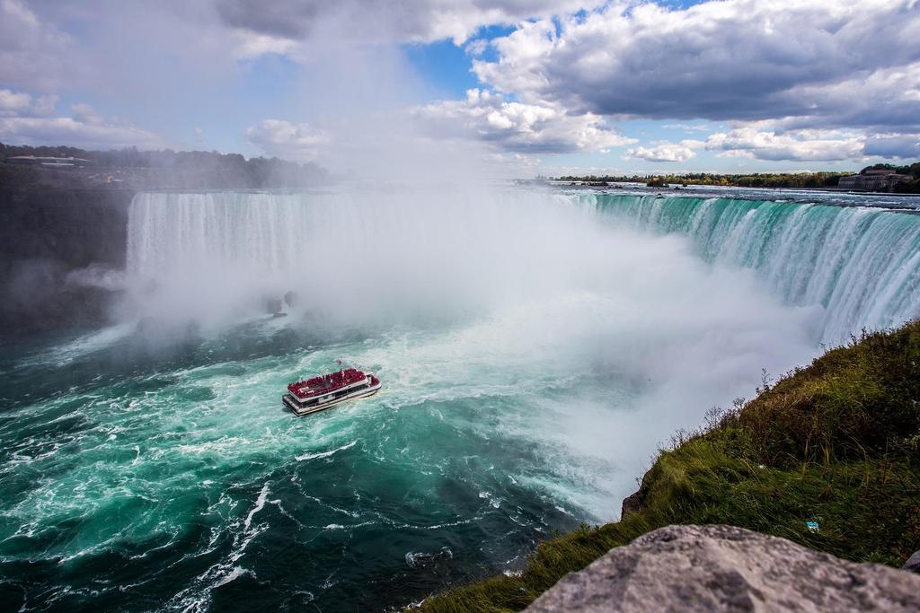 NIAGARSKÉ VODOPÁDY Niagarské vodopády leží na řece Niagara, tvořící přirozenou hranici mezi Kanadou a USA.