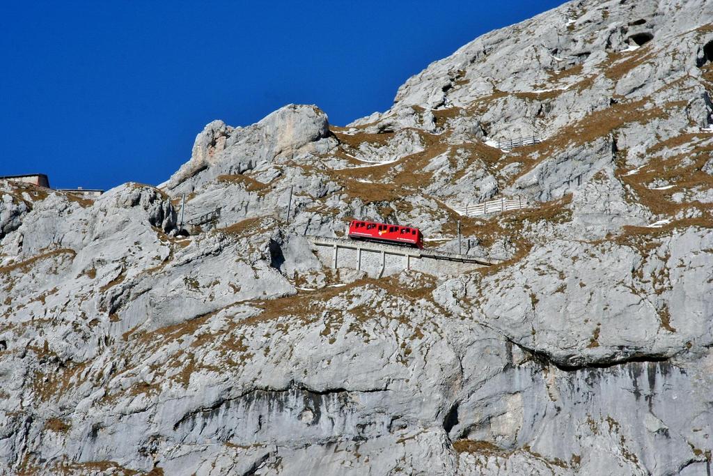 PILATUS "2132 možností nad hladinou moře" je současný reklamní slogan tohoto švýcarského turistického magnetu.