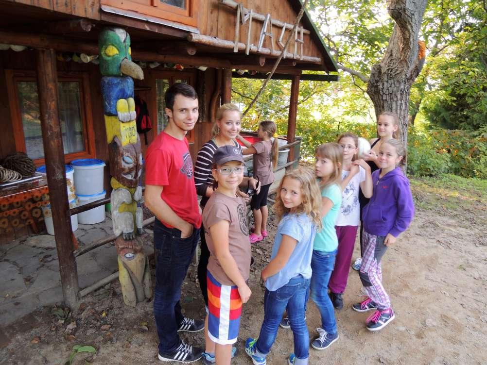 PUMY Pumy jsou družinou holek od 4-5 třídy. Scházíme se v pátek ve čtyři hodiny v Nové Boudě. Během roku jsme přišli o několik členů, ale pár jich naopak přišlo. Je nás tedy jedenáct plus my dva.
