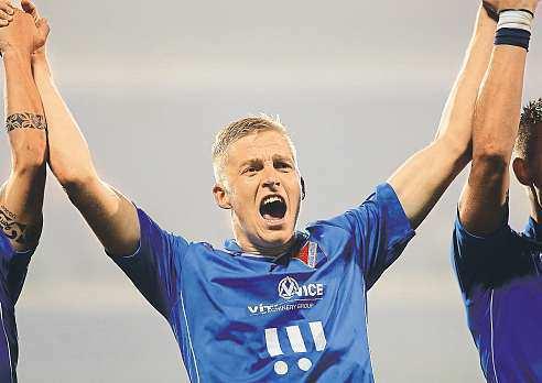 Neměl rozhodčí vyloučit Radu už dříve? Ivás domácí obránce trefil loktem do hlavy. Milan Frydrych se spoluhráči slavil vítězství na hřišti Slovácka.