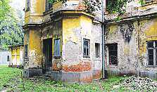 Místní spolek jej obnoví, obec v něm zase pokácí nemocné stromy a vysadí nové. Jiný majitel by měl řešit osud zchátralé budovy zámku.