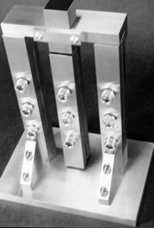 UTB ve Zlíně, Fakulta technologická 25 Obrázek č. 25 Zkouška ASTM D 4255 s trojím vedením 3.4.4 Zkouška smykem ASTM D 2344 Zkouška ASTM D 2344 určuje pevnost ve smyku mezi paralelními vlákny vyztužených kompozitů.